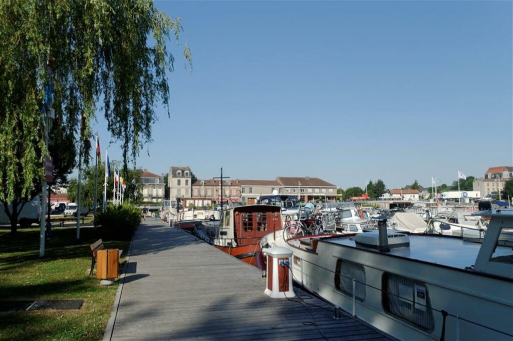 YACHTING HARBOUR IN TOUL